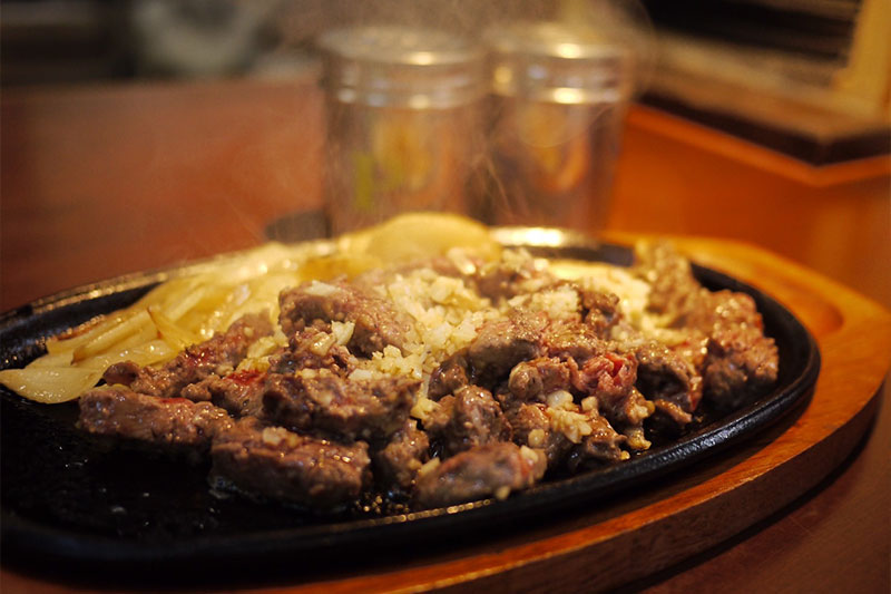 道の駅「許田」のフードコートは手作りの皮を使ったタコスや鉄板で焼き上げるステーキなど人気メニューが盛りだくさん！